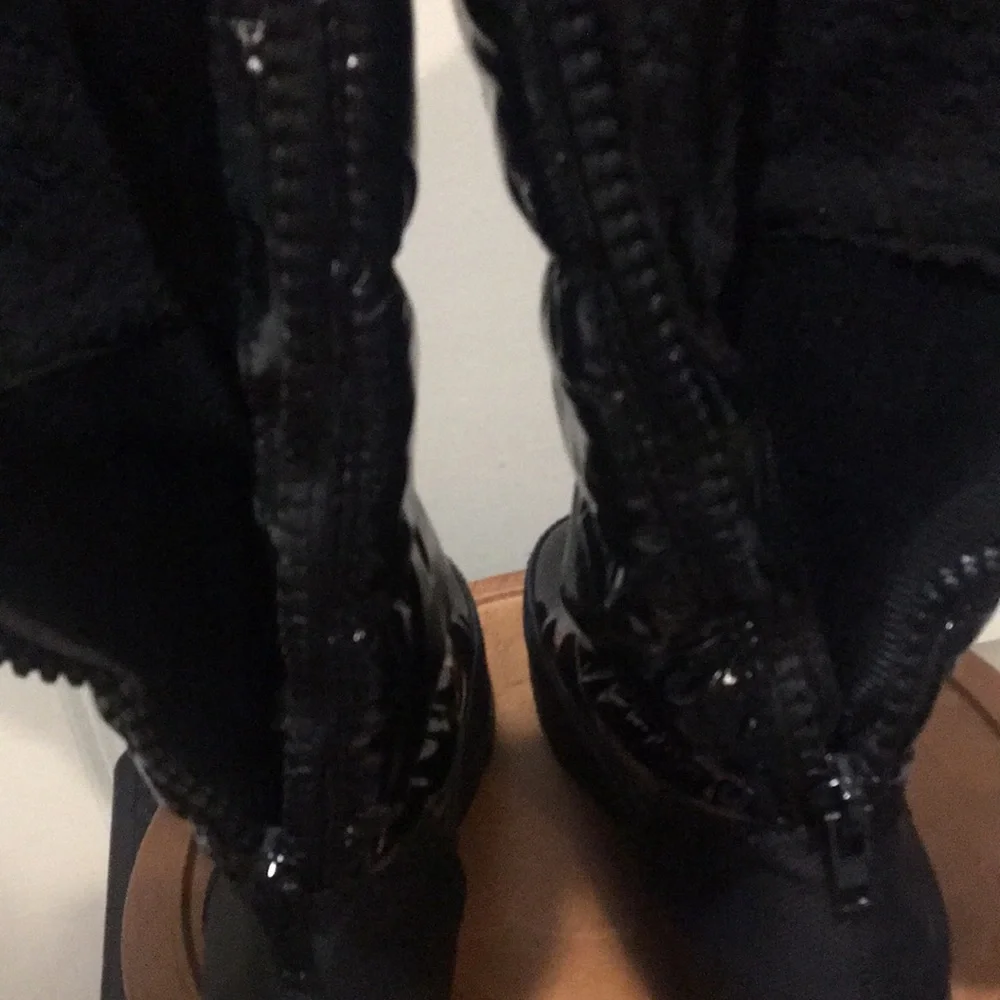 Like New!Steve Madden-Madden Girl Iggloo Puffer Tall Boots patent leather look 8